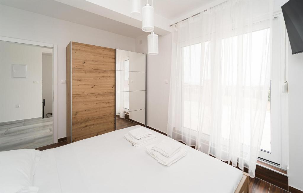 4 Bedroom Cozy Home In Krnica photo 3