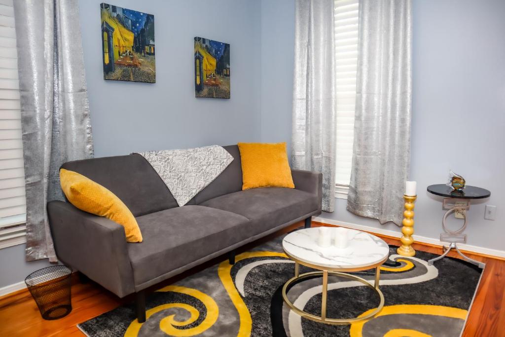Bright & Stylish 2-Bedroom Near Downtown Mobile Free Parking image