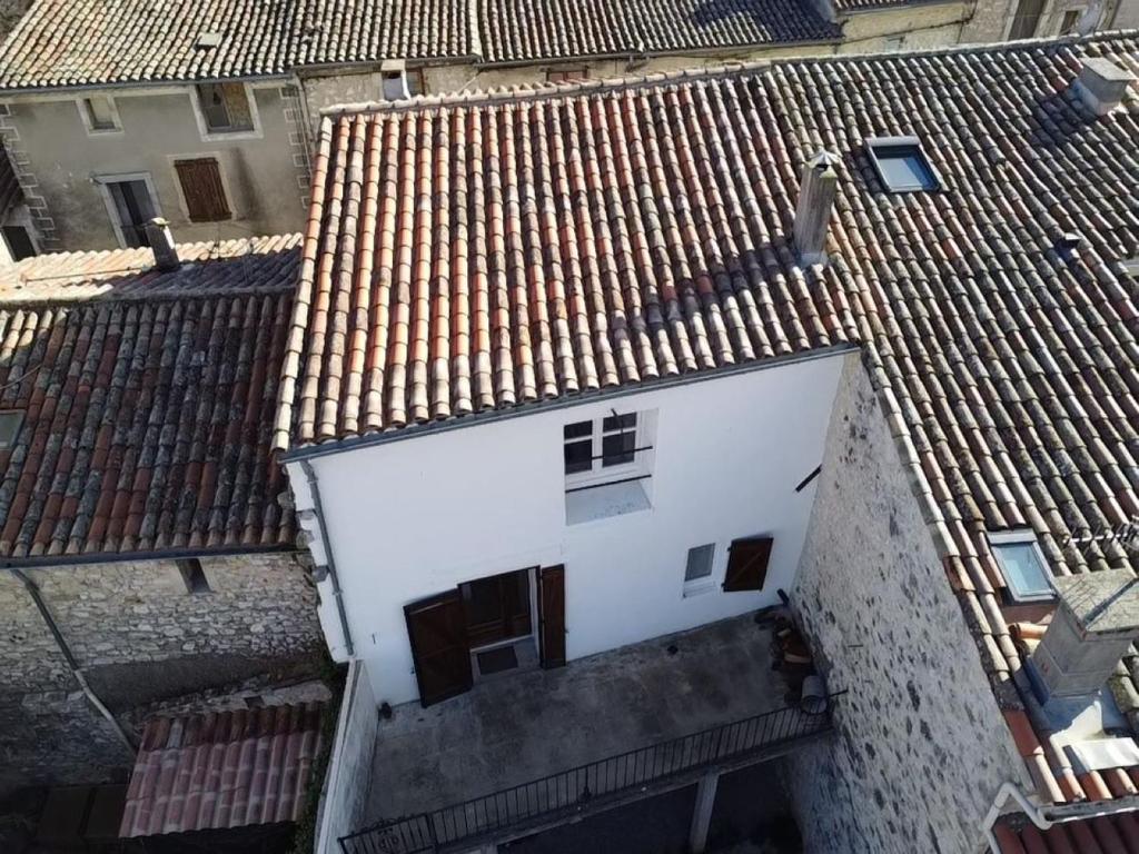 Maison rénovée entre coeur de village et garrigue