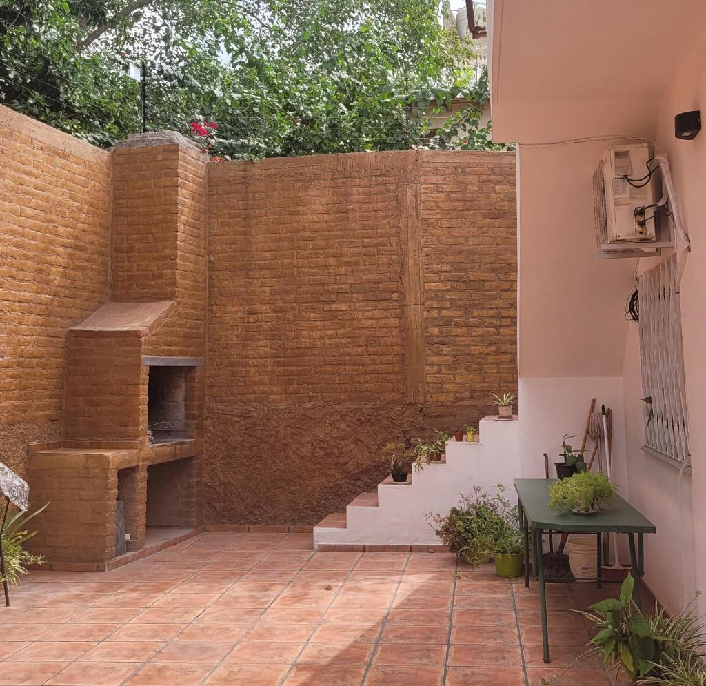 Casa con patio y parrilla a metros del Parque Central photo 1