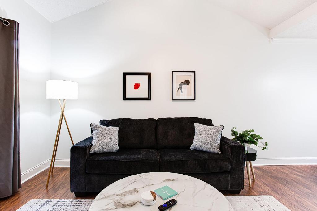 5 Min Drive to Dorm, W/D, Quiet, Kitchen, Wi-fi image