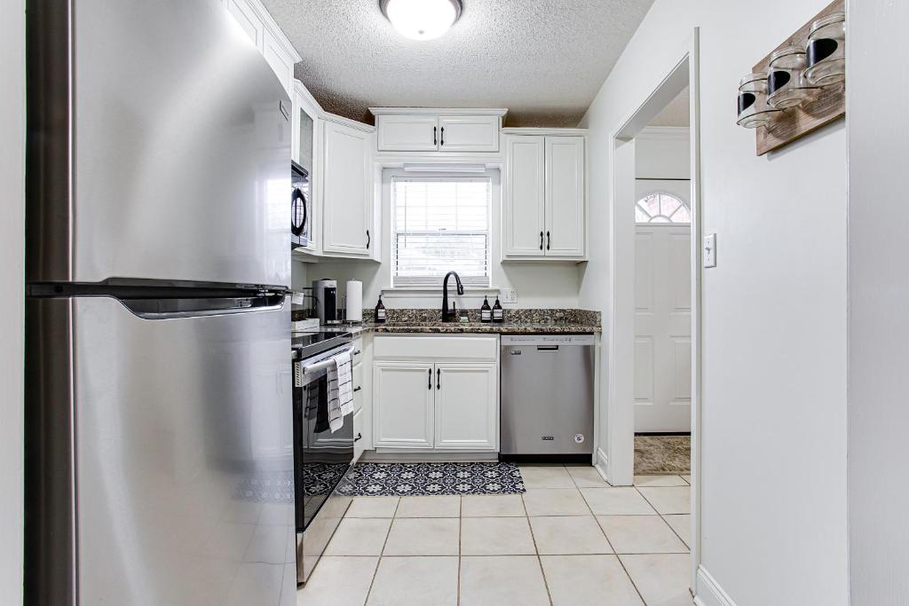5 Min Drive to Dorm, W/D, Quiet, Kitchen, Wi-fi photo 4
