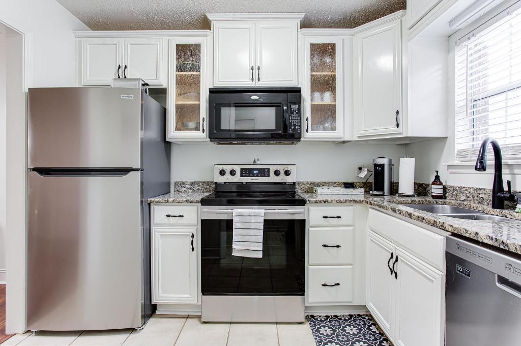 5 Min Drive to Dorm, W/D, Quiet, Kitchen, Wi-fi photo 2