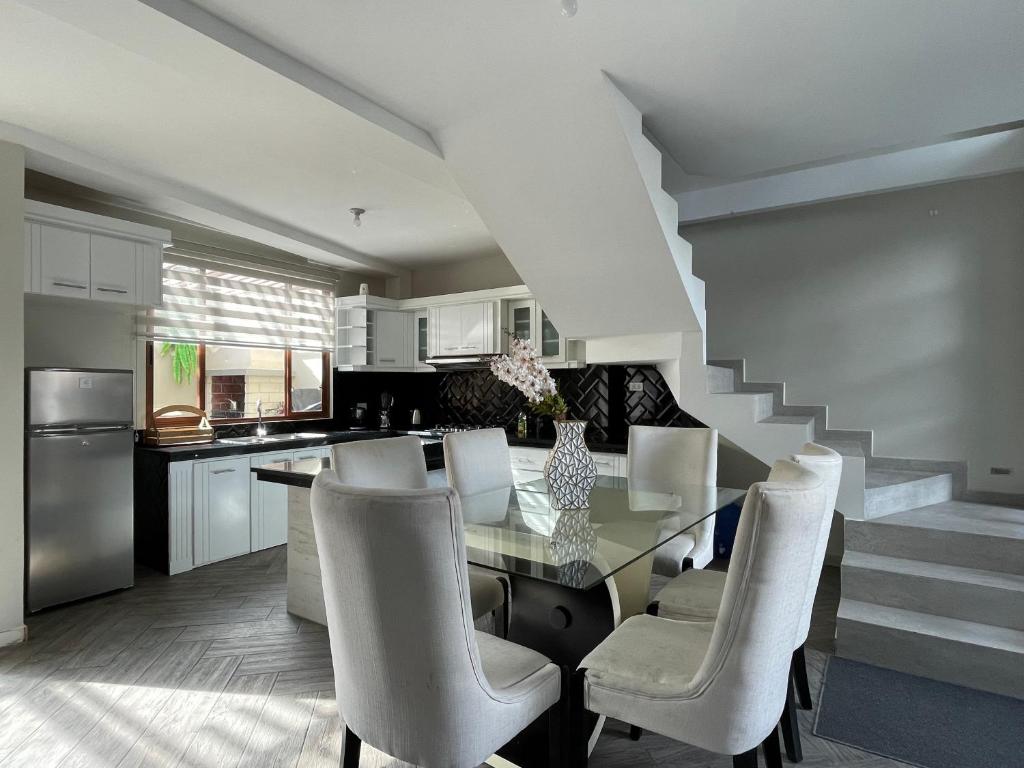 Luxury Villa with Jacuzzi photo 3
