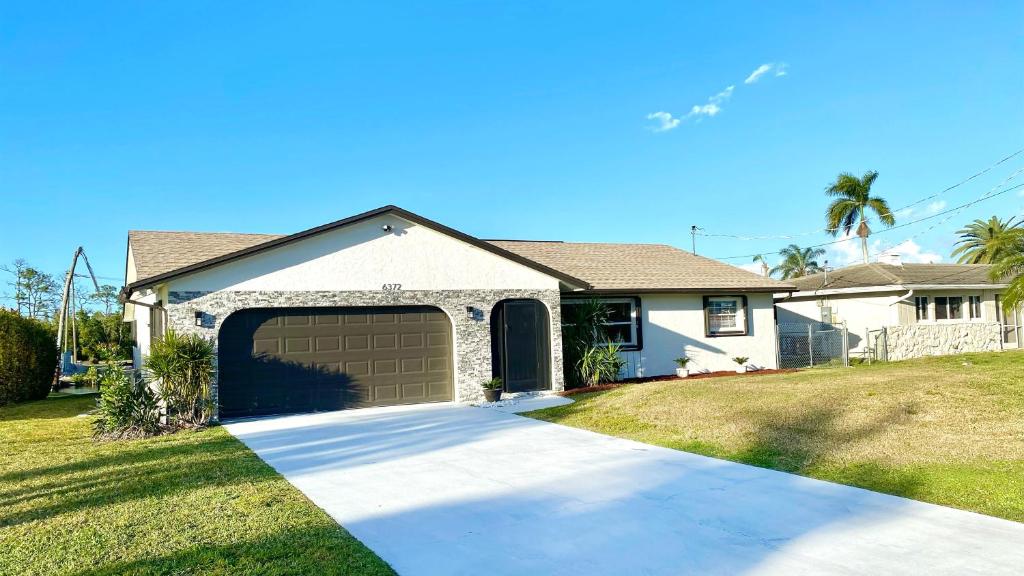 Waterfront Gulf Gateway: Pool/Dock/Grill/Gameroom photo 1