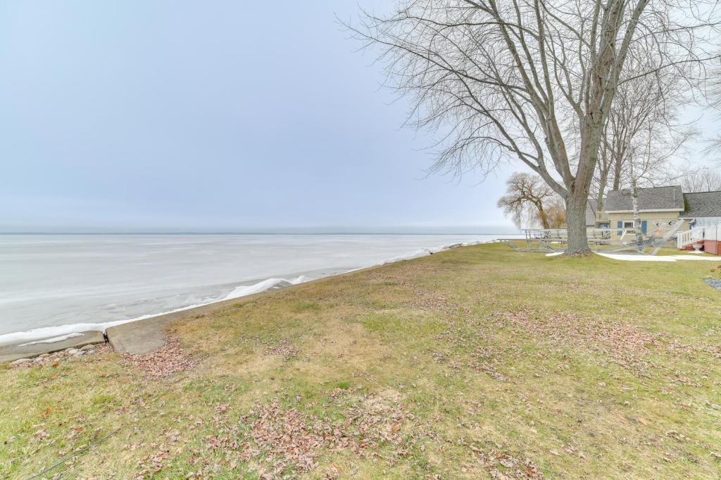 Bright Houghton Lake Home with Boat Dock and Fire Pit photo 2