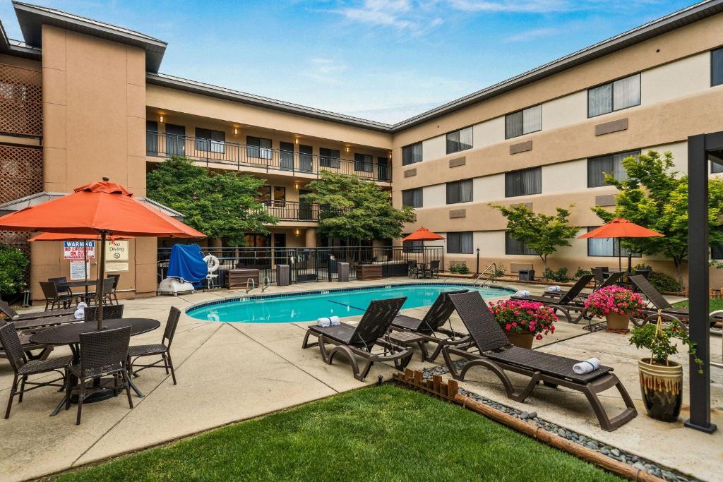 Oxford Suites Redding photo 2