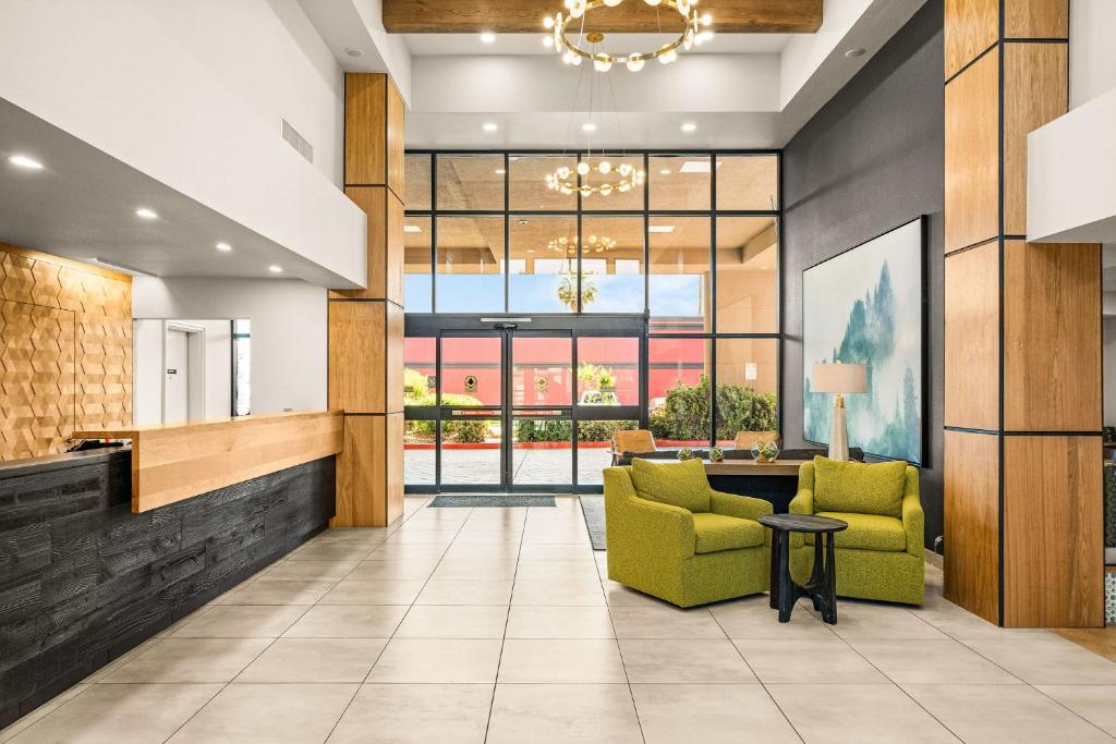 Oxford Suites Redding photo 1