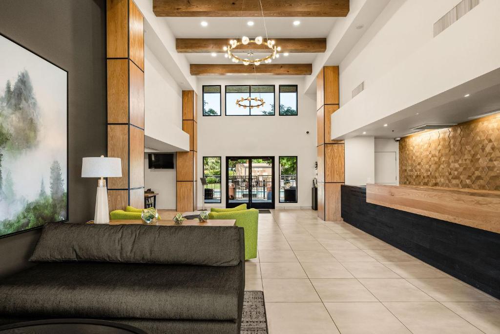 Oxford Suites Redding image