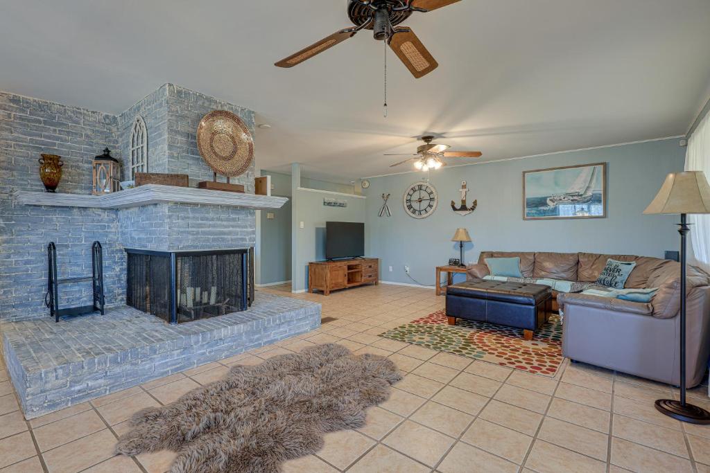 Home with Sunroom and Fire Pit - Near Canyon Lake! photo 3