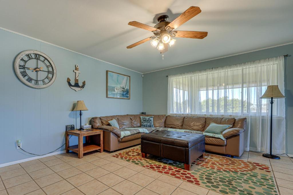 Home with Sunroom and Fire Pit - Near Canyon Lake! photo 4