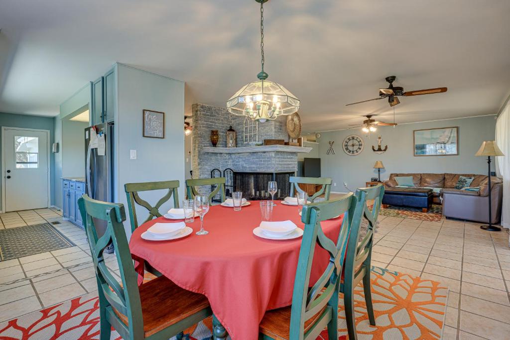 Home with Sunroom and Fire Pit - Near Canyon Lake! photo 2
