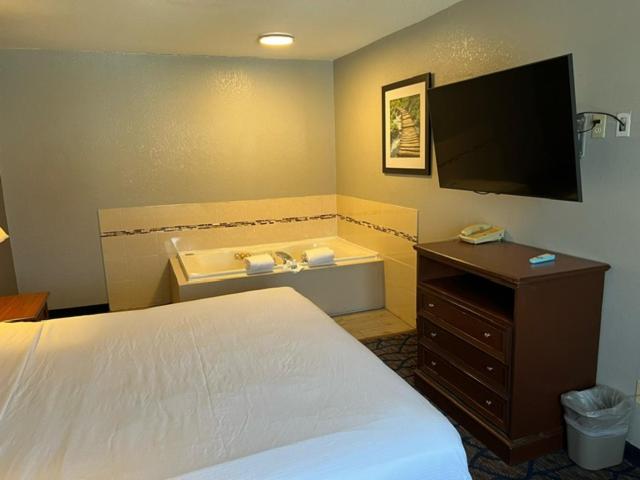 Baymont by Wyndham Waukesha image