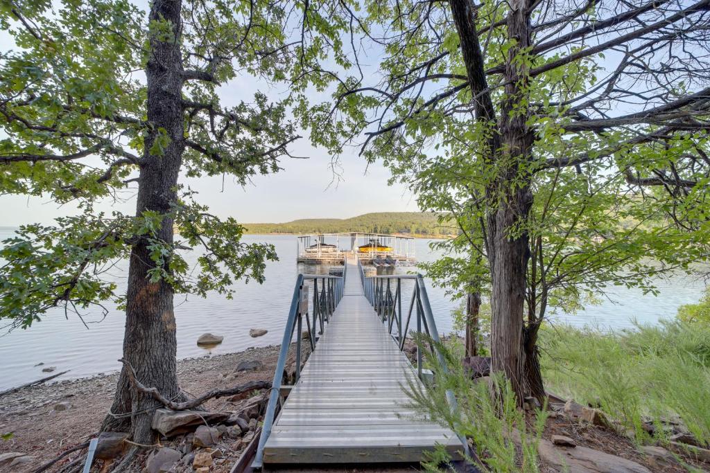 Lake Eufaula Cabin with Hot Tub and Large Deck photo 3