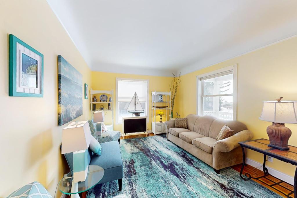 Bayside Manor photo 3