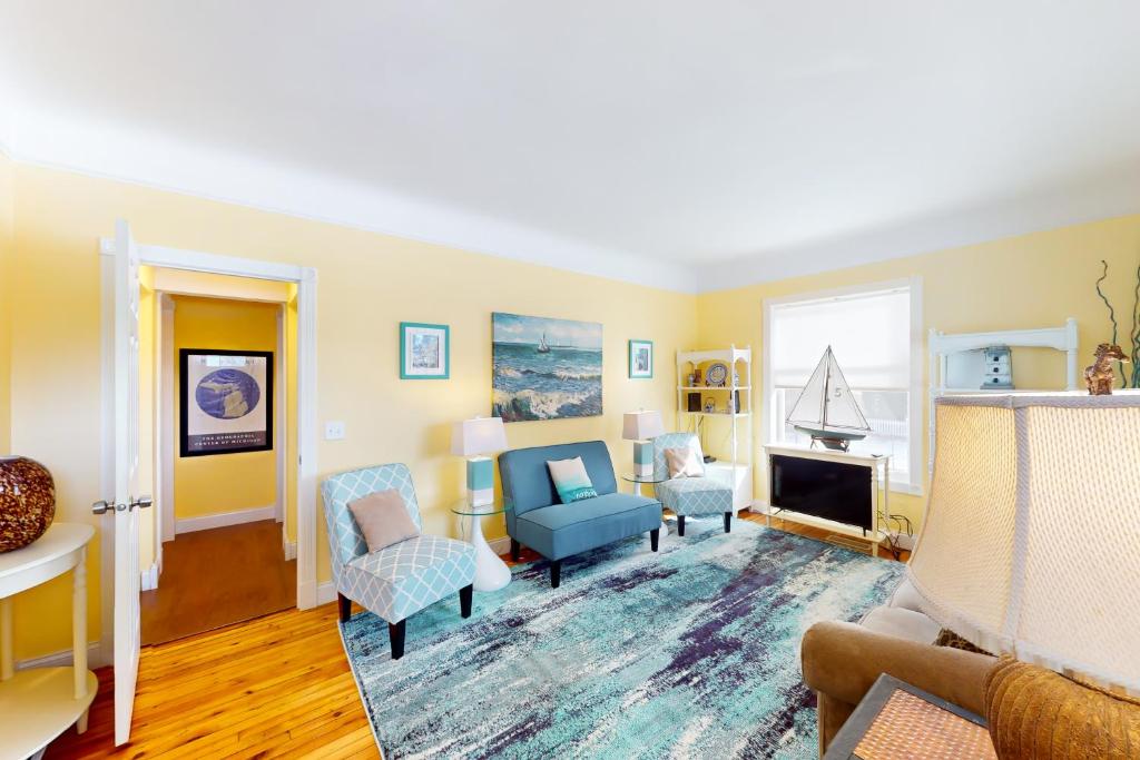 Bayside Manor photo 2