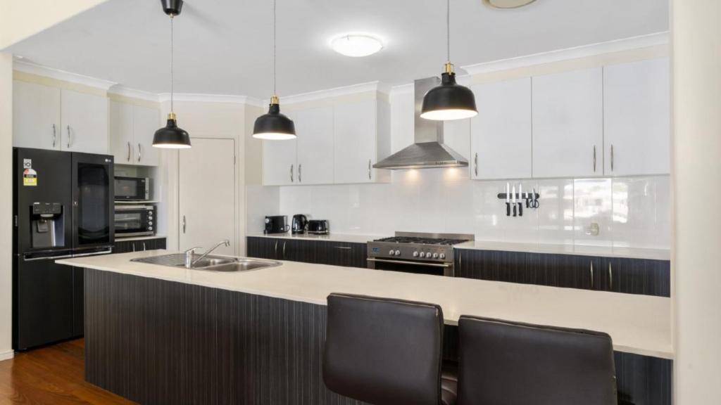Bribie Bliss Luxe Canal Living photo 2