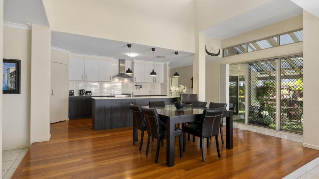 Bribie Bliss Luxe Canal Living photo 1