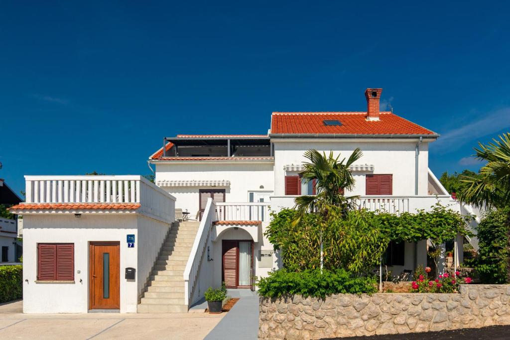 Apartments and rooms with parking space Njivice, Krk - 17010
