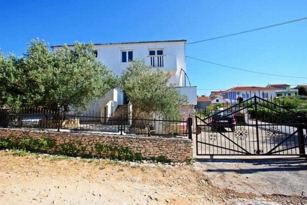Apartments with a parking space Supetar, Brac - 22504