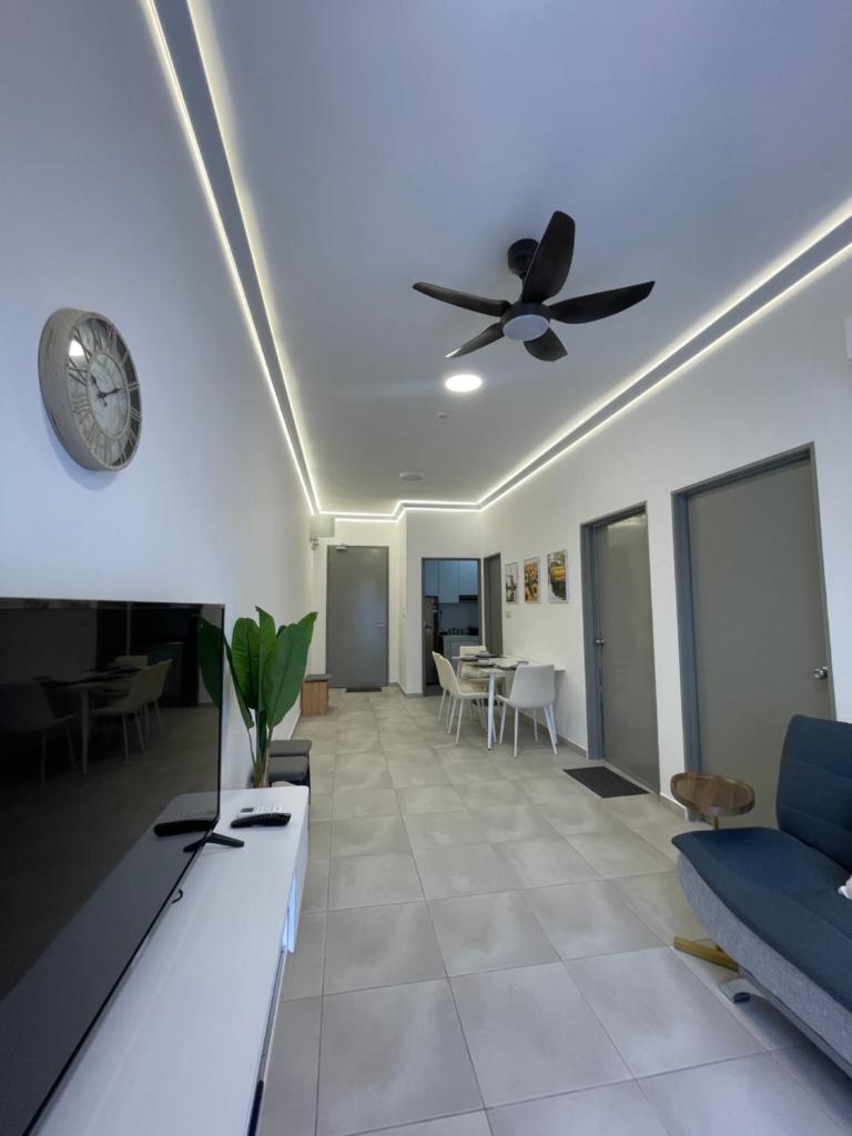 Sandakan Blue Coastal escape 蓝海岩栖