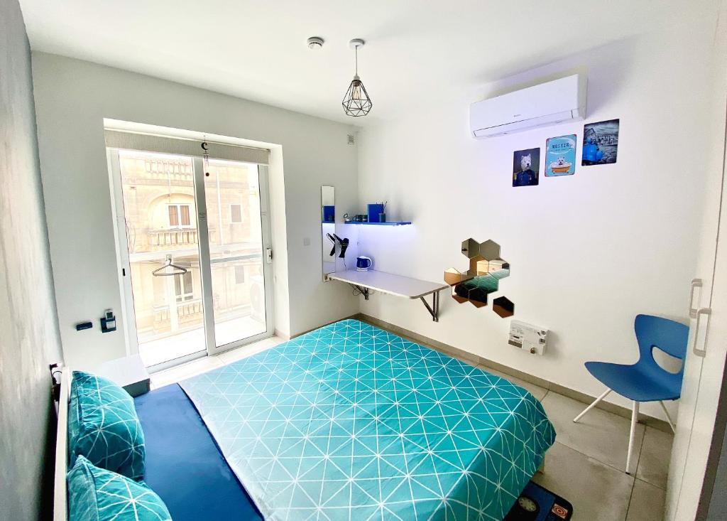 Central- Private En-Suite with Balcony in shared residence