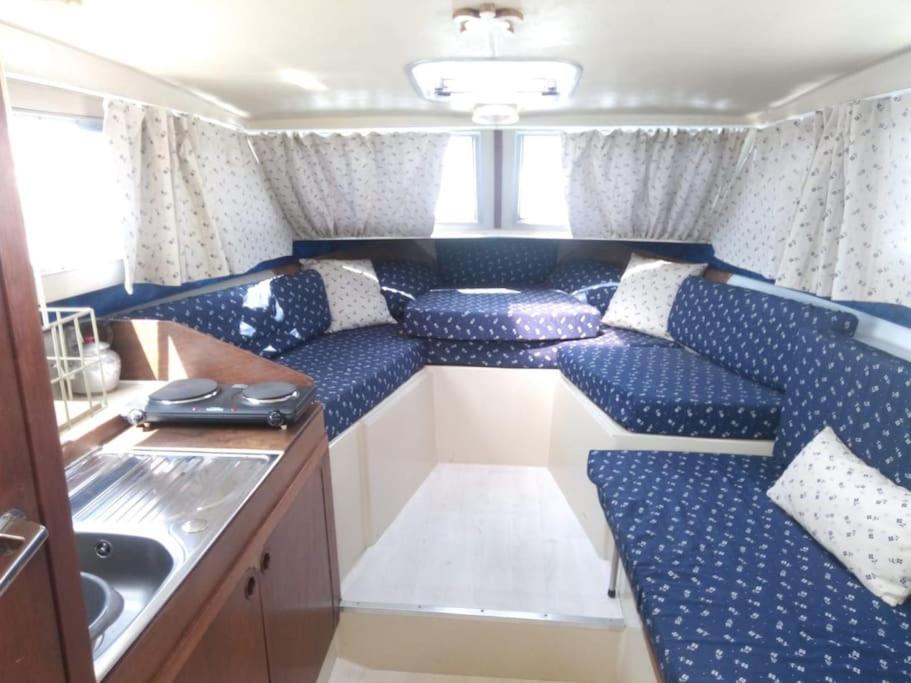 Logement bateau entre terre sauvage et mer