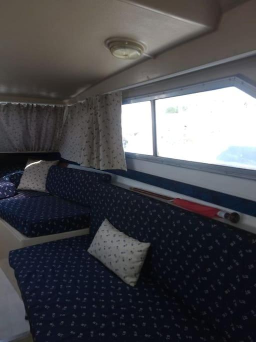 Logement bateau entre terre sauvage et mer photo 1