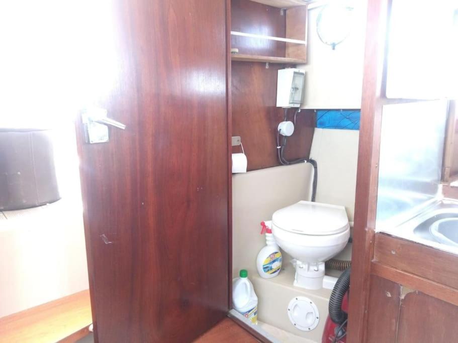 Logement bateau entre terre sauvage et mer photo 4