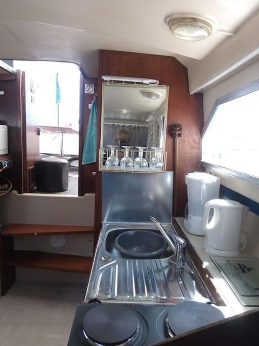 Logement bateau entre terre sauvage et mer photo 3