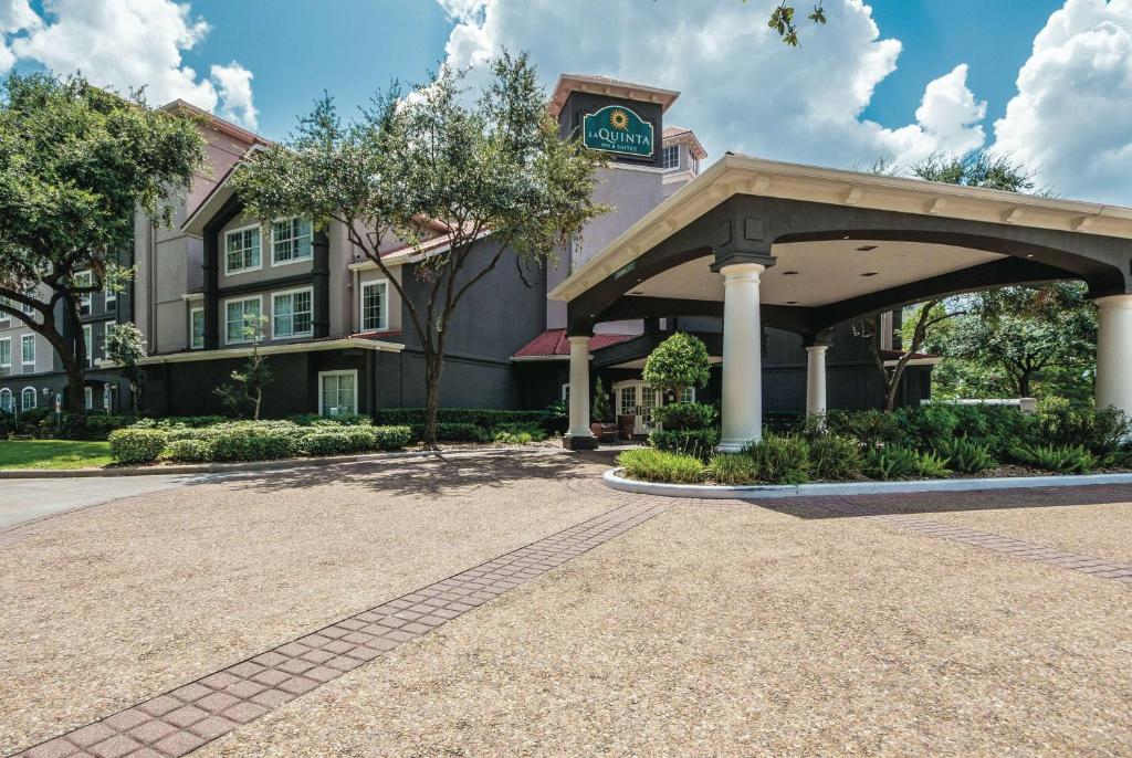 La Quinta Inn & Suites by Wyndham Houston Bush IAH South image