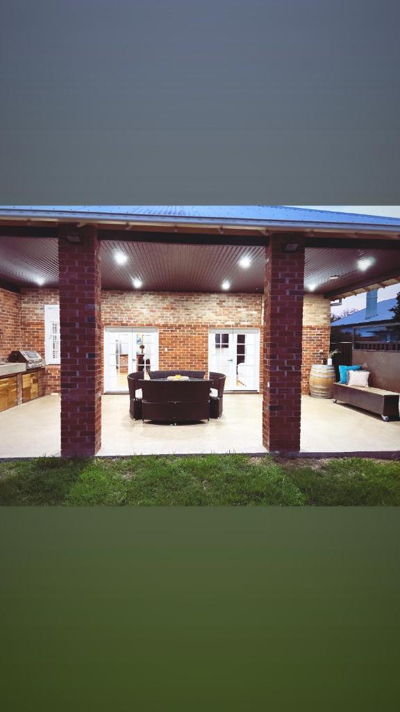 Contemporary home in Dubbo photo 3