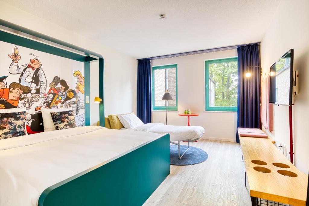 B&B HOTEL Brussels Centre Louise Room Type - Triple Room - 1 Double Bed and 1 Single Bed