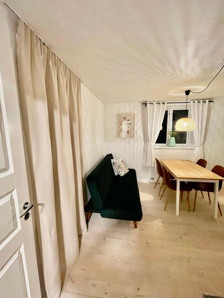 5 minute walk to LEGO House - 50m2 apartment with garden / A unit photo 4