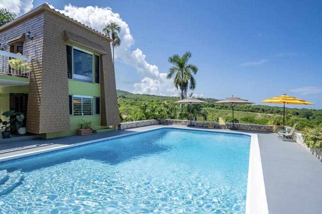Refreshing Pool Side Room