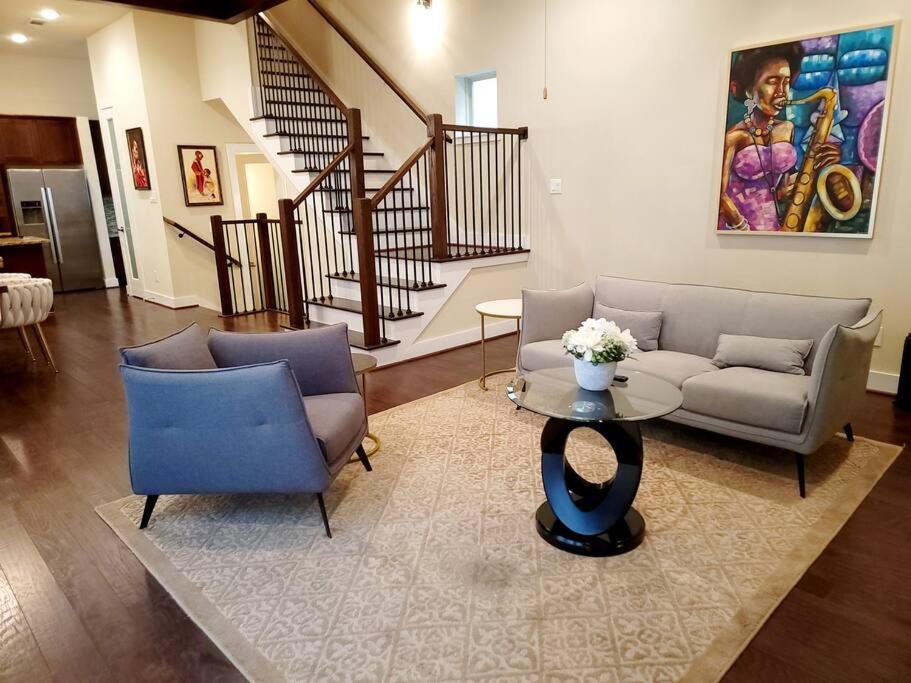 Contemporary Villa: Memorial park, Houston heights image