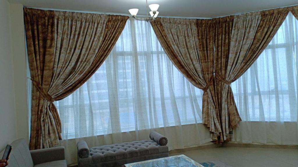 F22,R2 Sea&city view room in three bedroom apartment, separate bath outside photo 3