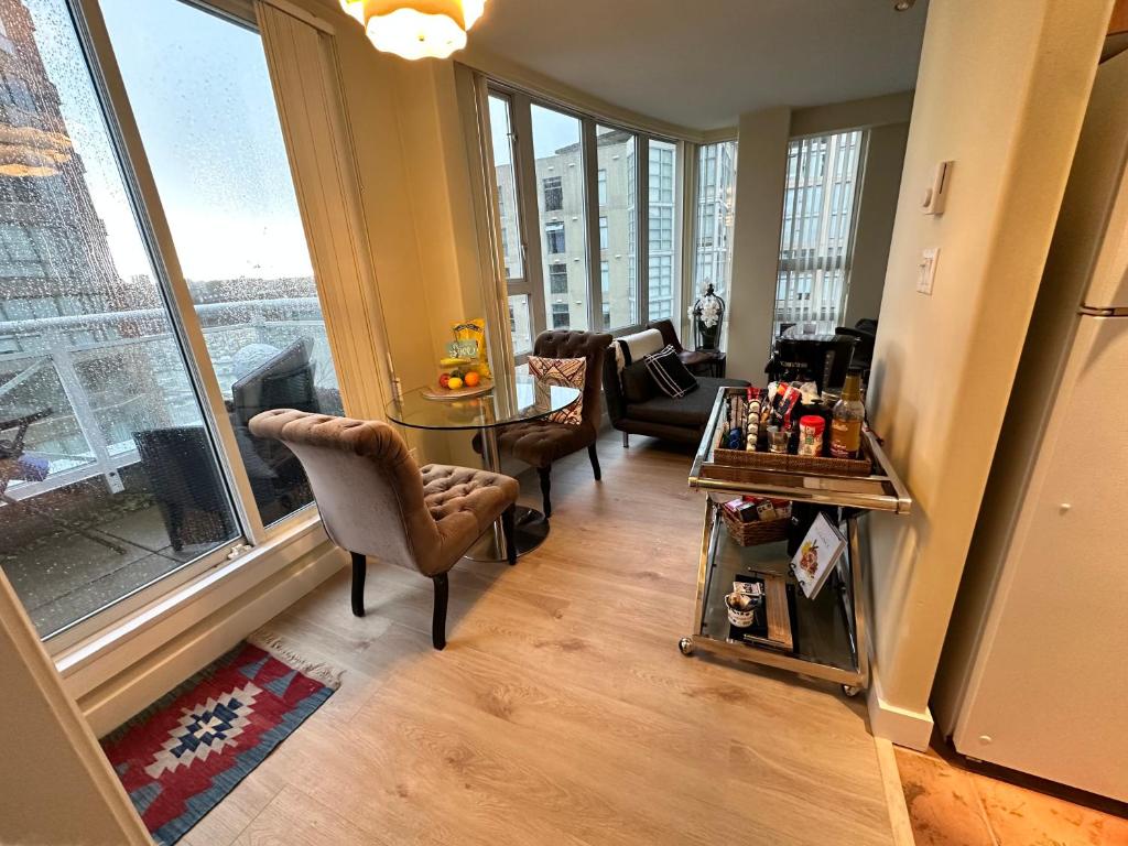 Penthouses of Beach Ave photo 4