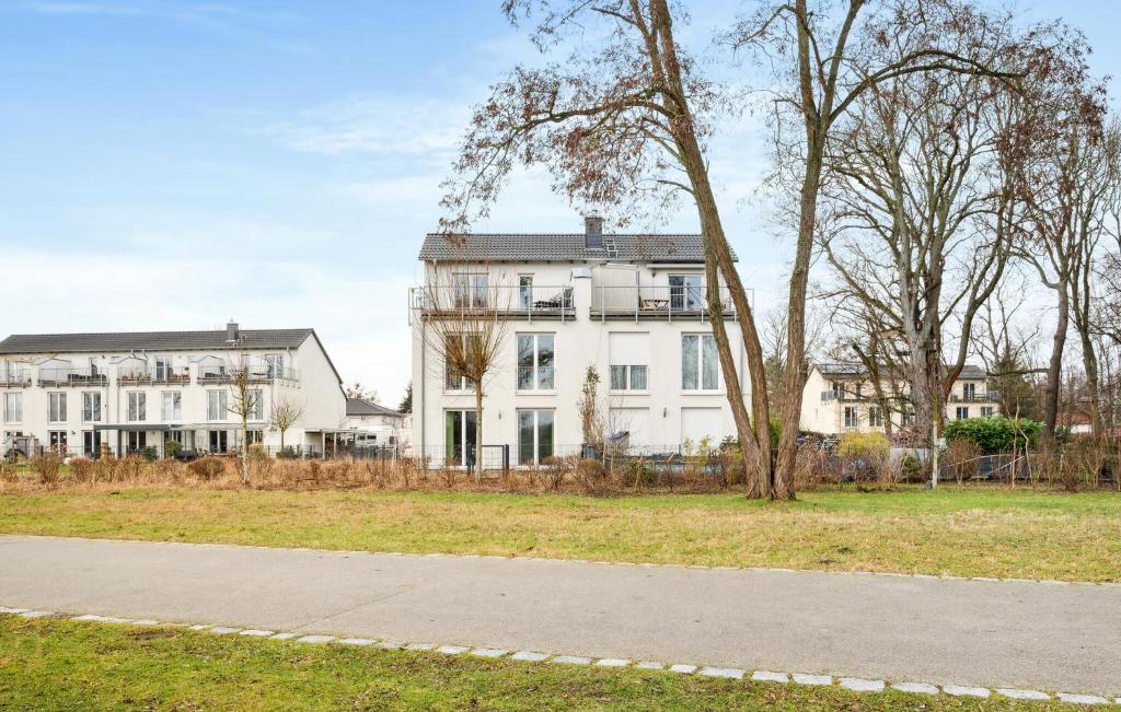 Gorgeous Home In Hennigsdorf With Lake View photo 1
