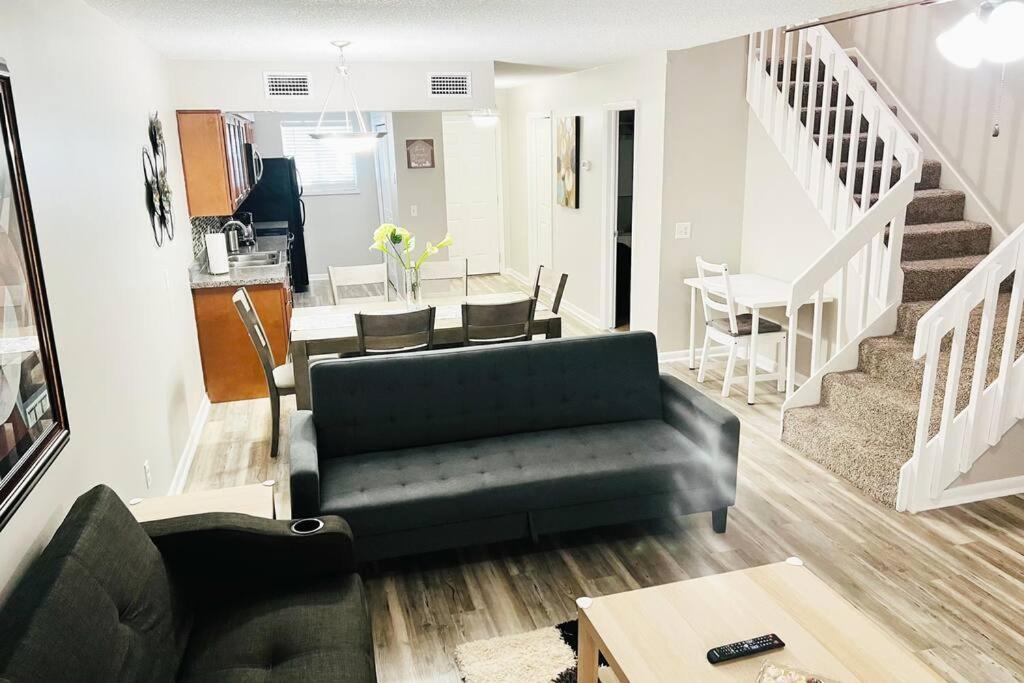 Mandarin Cheerful 2 Bedroom Townhouse w/fireplace image