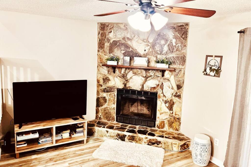 Mandarin Cheerful 2 Bedroom Townhouse w/fireplace photo 2