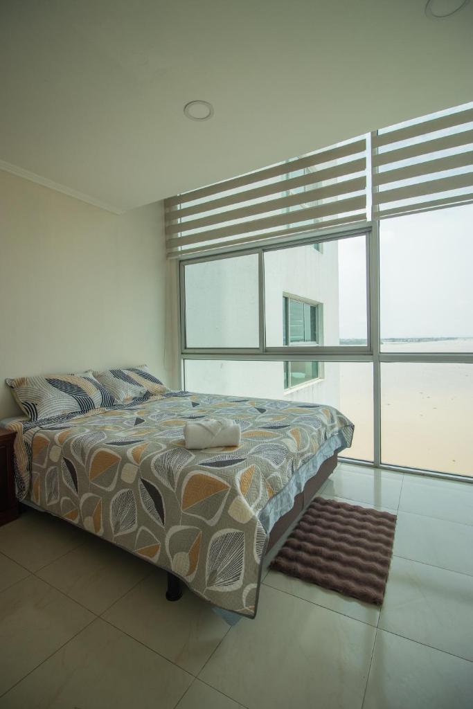 Lujoso Depa con piscina - jacuzzi y vista al rio desde la habitación