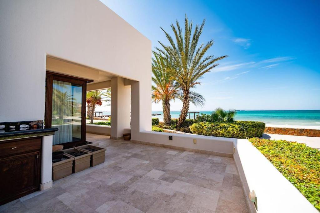 Luxury Oceanfront Condo at El Caimancito Beach photo 2