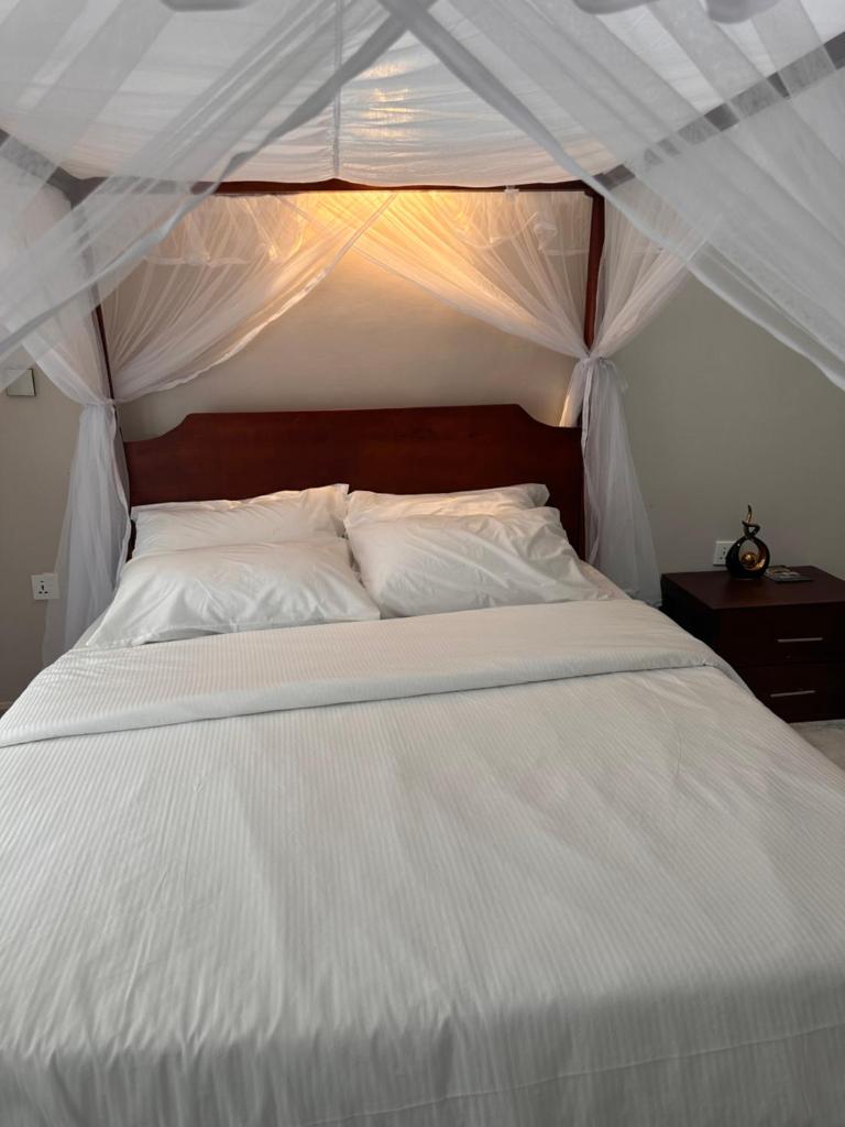 Vera's Luxury Home Near Speke Resort Munyonyo photo 2