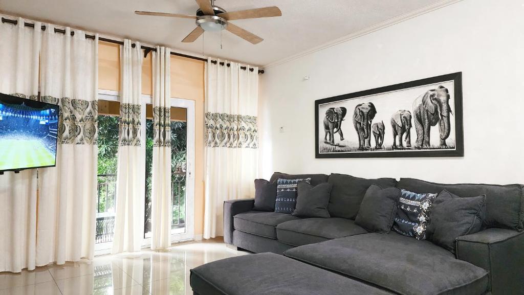 Central Upscale New Kingston Apt with pool photo 1