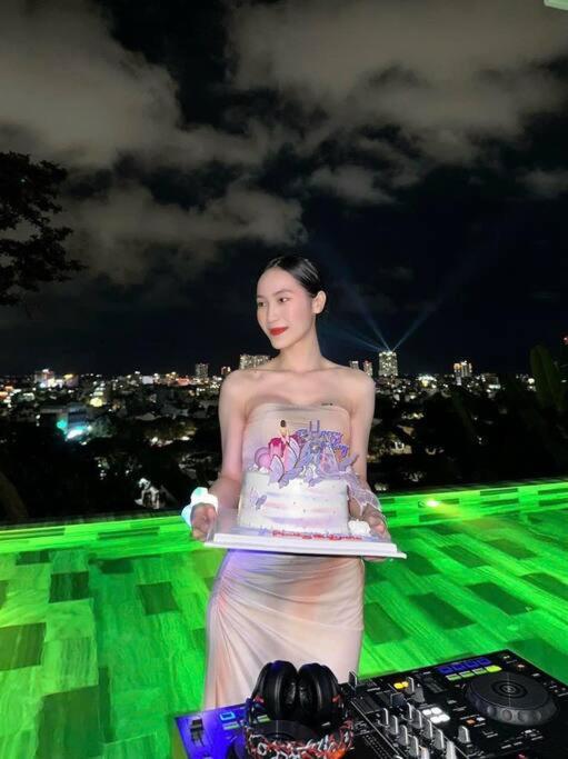 07VB Crystal - City/Hills View