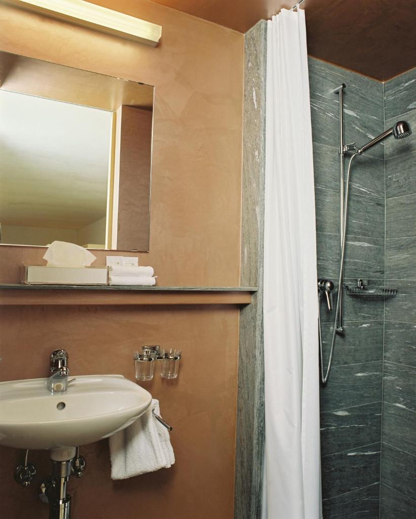 Hotel Alpina photo 2