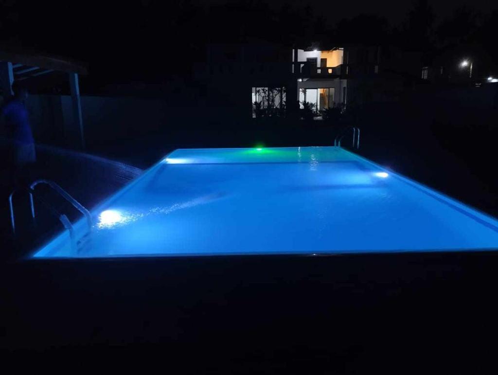 a - Lili Villa photo 1
