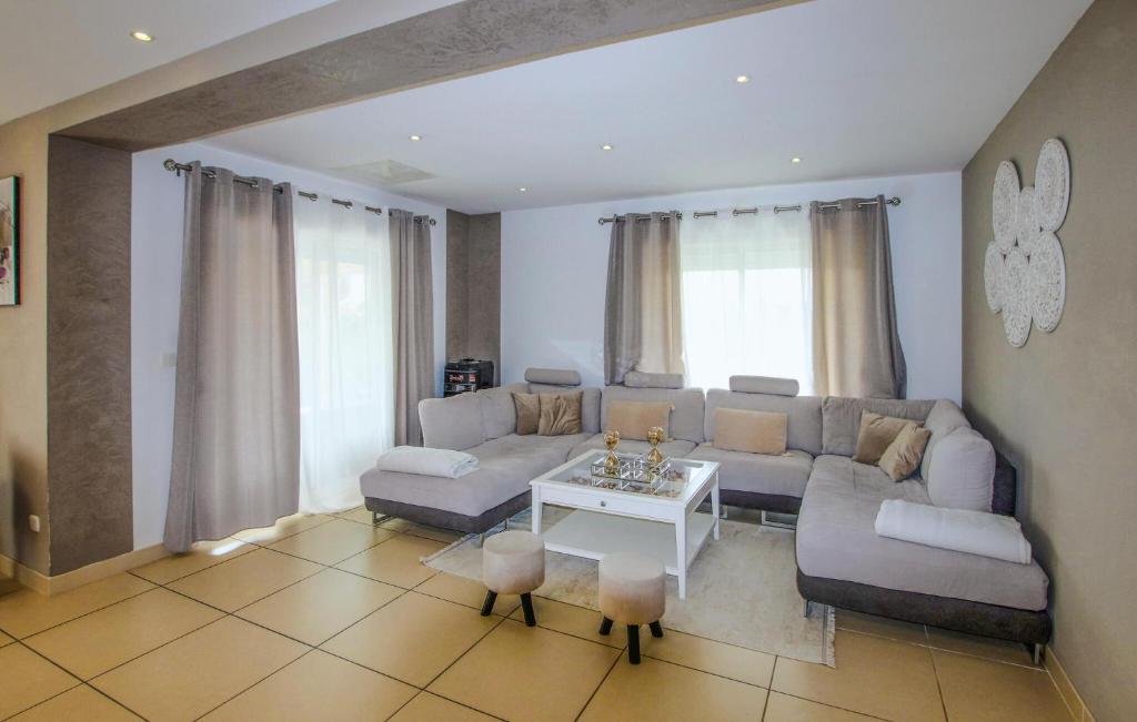 Beautiful Home In Sauveterre With Private Swimming Pool, Can Be Inside Or Outside photo 2