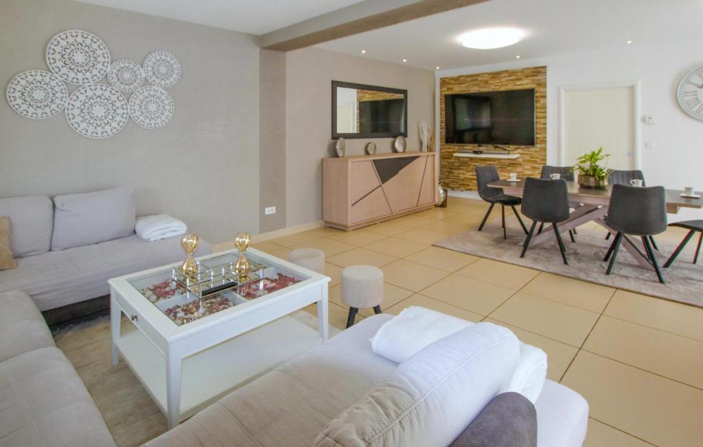 Beautiful Home In Sauveterre With Private Swimming Pool, Can Be Inside Or Outside photo 3